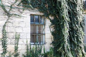 kleines Fenster in der Großstadt. foto