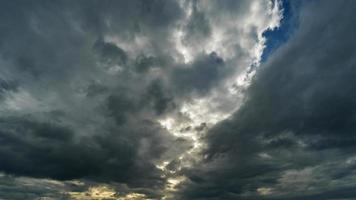 Dramatische Gewitterwolken am dunklen Himmel foto