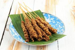 sate usus ayam, Hühnerdarm-Satay foto