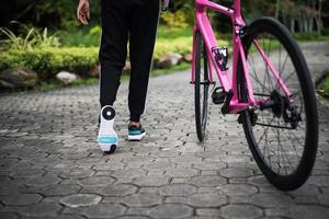 Nahaufnahme des Rückens der Frau mit Rennrad im Park foto