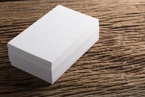 leere weiße Visitenkarte auf Holzhintergrund foto