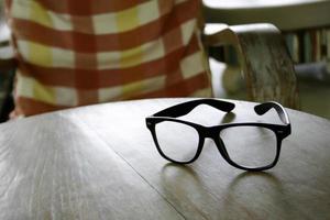 Brille auf dem Tisch foto