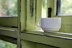 Kaffeetasse auf der Fensterbank foto