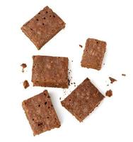 Stapel von gebackenen Schokoladen-Brownie-Stücken mit Walnuss isoliert auf weißem Hintergrund foto