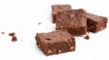 gebackene Schokoladen-Brownie-Stücke mit Walnuss isoliert auf weißem Hintergrund foto