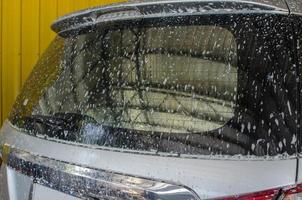 silbernes Auto wird gewaschen