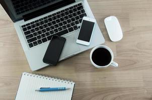 Laptop und Smartphones auf einem Schreibtisch foto