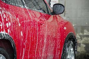 rotes Auto wird gewaschen foto