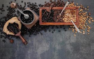 geröstete Kaffeebohnen mit Schaufel mit manueller Mühle