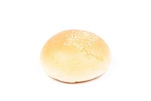 runder Laib Brot auf weißem Hintergrund foto