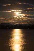 Vollmond scheint auf den Fluss foto