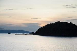 Insel in Thailand am Morgen foto