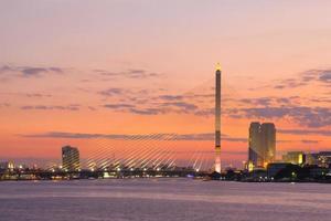 Rama VII Brücke in Bangkok bei Sonnenuntergang foto