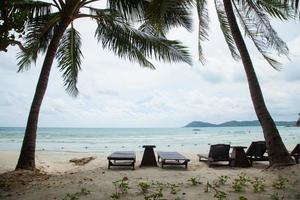 Holzbetten am Strand in Thailand