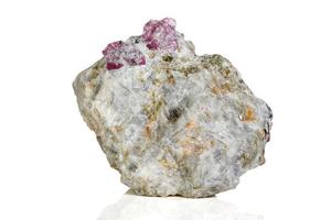 Makro Mineral Stein Rubin im Felsen auf Weiß Hintergrund foto