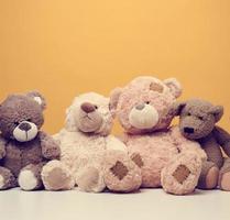 Gruppe von süß braun Teddy Bären sitzen auf Gelb Hintergrund, Kinder Spielzeug foto