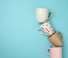 ein Stapel von leeren Keramik Tasse auf ein Blau Hintergrund foto