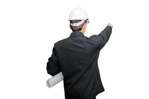 Hand von Ingenieurwesen halten Papier planen Entwurf und tragen Weiß Sicherheit Helm Plastik Punkt Finger im Konstruktion isoliert auf Weiß Hintergrund mit Ausschnitt Pfad foto