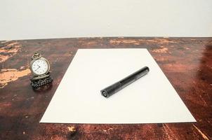 Stift und Papier auf das Schreibtisch foto