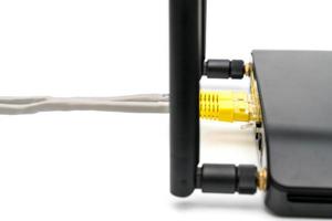 Schwarzer WLAN-Router mit LAN-Kabel isoliert auf weißem Hintergrund foto