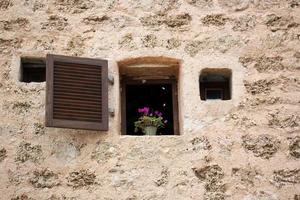 kleines Fenster in der Großstadt. foto