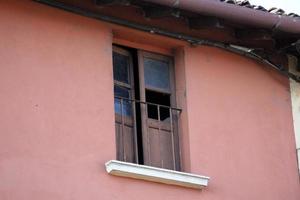 kleines Fenster in der Großstadt. foto