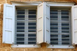 kleines Fenster in der Großstadt. foto