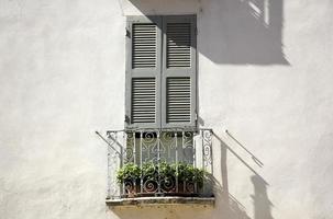 kleines Fenster in der Großstadt. foto