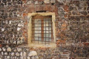 kleines Fenster in der Großstadt. foto