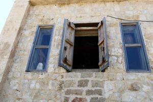 kleines Fenster in der Großstadt. foto