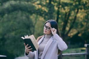 Frau im Brille lesen Buch foto