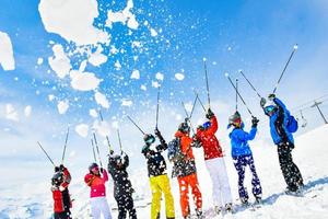 gudauri, Georgia, 2022 - - Gruppe von freunde haben Spaß zusammen Pose Urlaub Foto. leer Raum Banner Ski Urlaub Spaß Party Piste foto