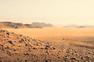 planet mars like landscape - foto der wadi rum wüste in jordanien mit rotrosa himmel darüber, dieser ort wurde als kulisse für viele science-fiction-filme verwendet