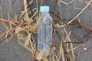 Foto von ein einfach benutzt Flasche mit Tageslicht