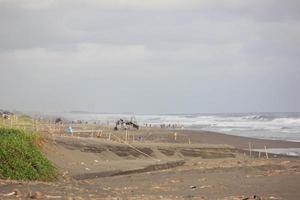 Foto von schwarz Sand Strand während das Tag