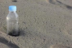 Foto von ein einfach benutzt Flasche mit Tageslicht