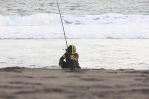 Foto von ein Person Angeln auf das Strand