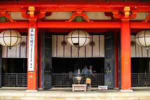 kurama, präfektur kyoto, kansai, japan - 21. november 2019 - touristen besuchen die haupthalle von kurama-dera, einem tempel am fuße des berges kurama im äußersten norden von kyoto foto