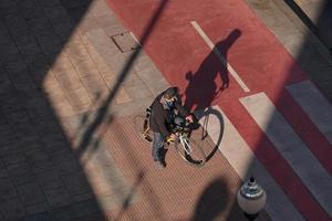 bilbao, vizcaya, spanien, 2022 - radfahrer auf der straße, transportmittel in der stadt, bilbao, spanien foto