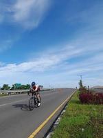 lombok island, indonesien, 8. oktober 2022, einer der radfahrer, die am ironman 70.3 triathlon auf der insel lombok, indonesien, teilnehmen foto