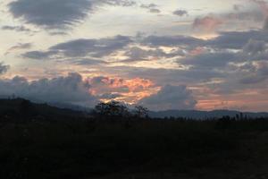 die Schönheit des orangefarbenen Himmels. bunter bewölkter Himmel bei Sonnenuntergang. Farbverlauf. himmelbeschaffenheit, abstrakter naturhintergrund foto