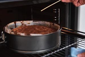 Hausfrau bereitet Kuchen in der Küche zu. hausgemachter Kuchen backen im Ofen foto