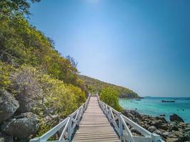 holzbrücke mit wunderschönem meerblick auf der insel koh lan pattaya thailand. die insel koh lan ist die berühmte insel in der nähe der stadt pattaya thailand foto