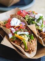 Nahaufnahme von frischen Tacos mit gezogenem Schweinefleisch foto