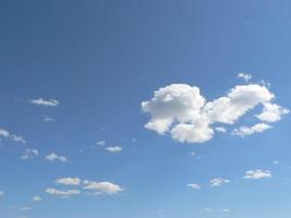 schöner blauer Himmel mit Wolkenhintergrund. Himmel Wolken. Luft und flauschige Wolken am blauen Himmel an einem sonnigen Tag, Hintergrundtextur. Platz kopieren. das Konzept der Hoffnung. foto