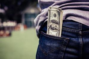 Geld in der Gesäßtasche eines Mannes foto