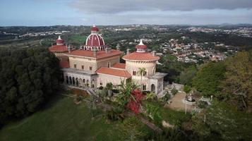 luftdrohnenansicht des parks und des palastes von monserrate in sintra, portugal. UNESCO. historische Besuche. Urlaub und Ferientourismus. exotisches reisen. besten Reiseziele der Welt. meistbesuchte Orte. foto