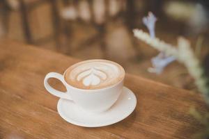 Vintage-Art-Effektfoto einer Kaffeetasse in einem Café foto