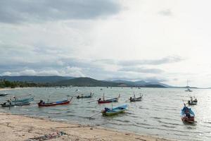 Fischerboote in Küstennähe in Thailand foto