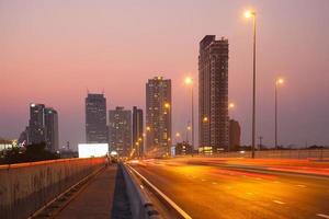 Verkehr und Wolkenkratzer in Bangkok foto